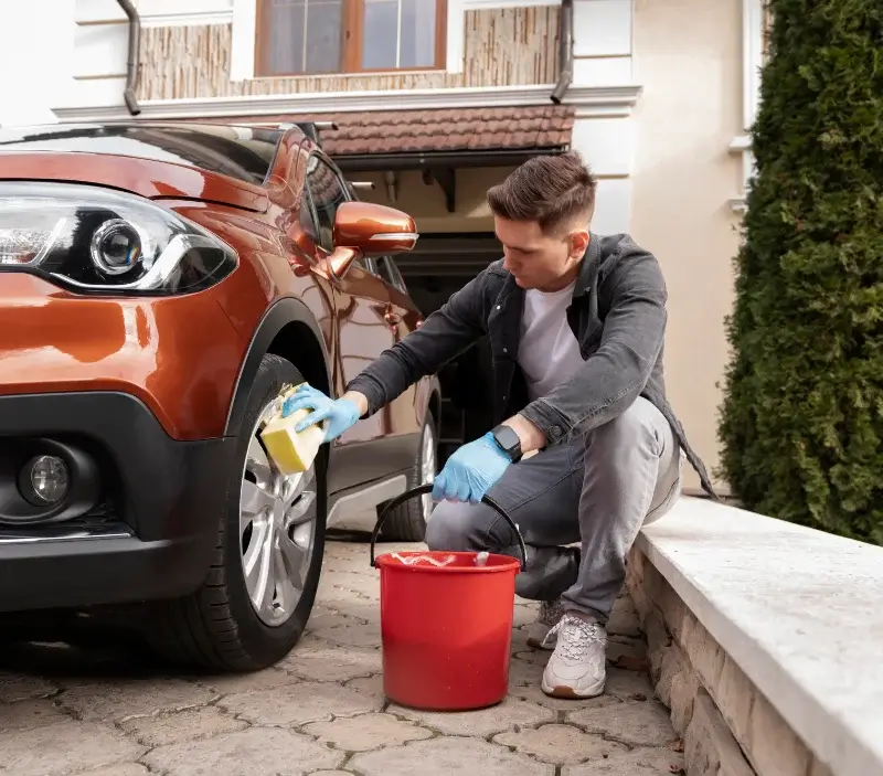 Lavage auto à domicile Bernwiller : professionnel intervenant sur un véhicule